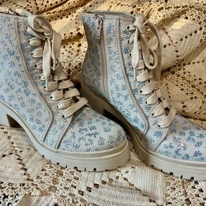 Stylish Women's Lace-Up Boots